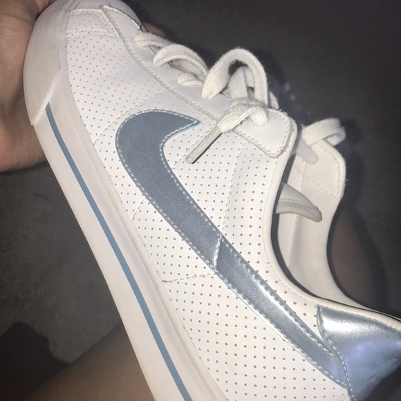 white low top nikes